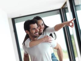 heureux jeune couple romantique s'amuser et se détendre à la maison à l'intérieur photo