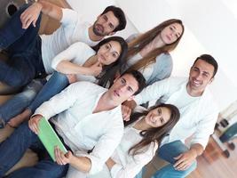 groupe d'amis prenant selfie photo