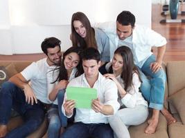 groupe d'amis prenant selfie photo