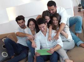 groupe d'amis prenant selfie photo