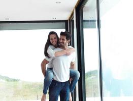 heureux jeune couple romantique s'amuser et se détendre à la maison à l'intérieur photo