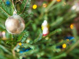 boules de verre sur des brindilles d'arbre de noël vivant photo