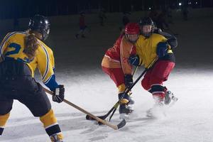 Joueurs de sport de hockey sur glace adolescents en action photo