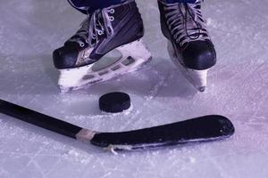 bâton de hockey et rondelle sur glace photo