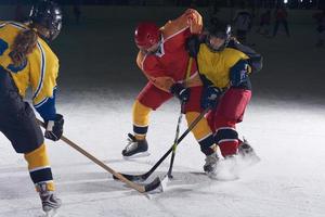 Joueurs de sport de hockey sur glace adolescents en action