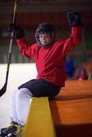 Enfants joueurs de hockey sur glace sur banc photo