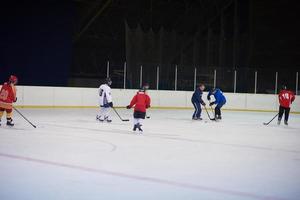 réunion d'équipe de joueurs de hockey sur glace adolescents avec entraîneur photo