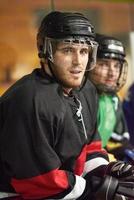 joueurs de hockey sur glace sur banc photo