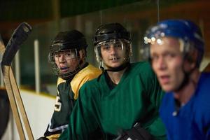 joueurs de hockey sur glace sur banc photo