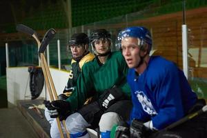 joueurs de hockey sur glace sur banc photo