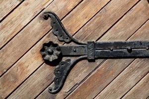 Détail de fer sur la porte de l'église en bois photo