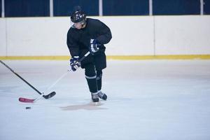 joueur de hockey sur glace en action photo