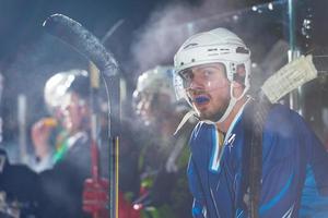 joueurs de hockey sur glace sur banc photo