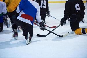 réunion d'équipe de joueurs de hockey sur glace avec entraîneur photo