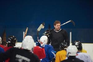 réunion d'équipe de joueurs de hockey sur glace avec entraîneur photo