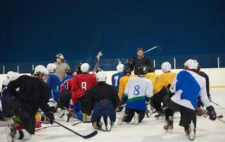 réunion d'équipe de joueurs de hockey sur glace avec entraîneur photo