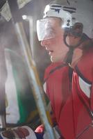 joueurs de hockey sur glace sur banc photo