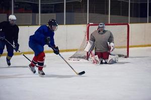 réunion d'équipe de joueurs de hockey sur glace avec entraîneur photo