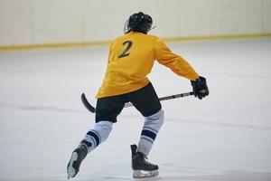 joueur de hockey sur glace en action photo