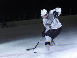 joueur de hockey sur glace en action photo