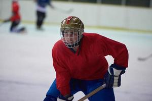 joueur de hockey sur glace en action photo