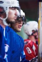 joueurs de hockey sur glace sur banc photo