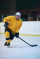 joueur de hockey sur glace en action photo