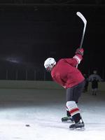 joueur de hockey sur glace en action photo