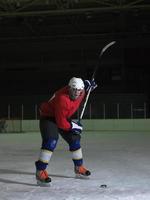 joueur de hockey sur glace en action photo