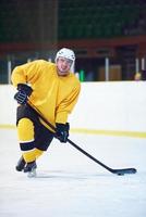 joueur de hockey sur glace en action photo