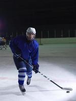 joueur de hockey sur glace en action photo