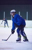 joueur de hockey sur glace en action photo