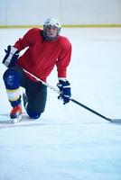 joueur de hockey sur glace en action photo