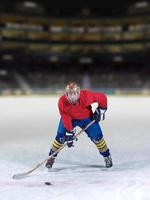 joueur de hockey sur glace en action photo