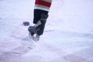 joueur de hockey sur glace en action photo