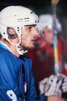 joueurs de hockey sur glace sur banc photo