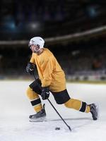 joueur de hockey sur glace en action photo