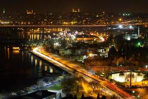 vue nocturne d'istanbul depuis la colline de pierre loti photo