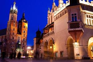 st. L'église de Marie à Cracovie la nuit