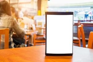 maquette de cadre de menu blanc vierge sur la table du restaurant du café photo