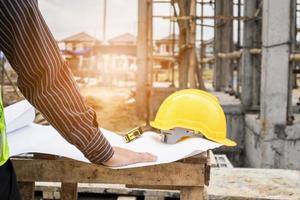 ingénieur professionnel sur le chantier de construction de maisons photo