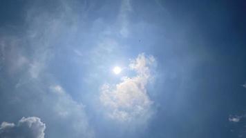 des nuages blancs célestes sur le ciel bleu avec le soleil sont apparus photo