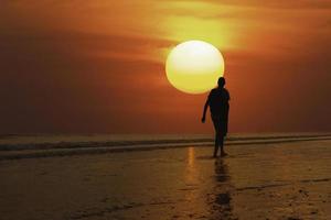silhouette, homme, et, mer, coucher soleil photo