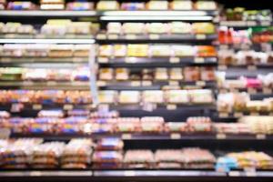 supermarché épicerie avec étagères à œufs arrière-plan flou défocalisé photo
