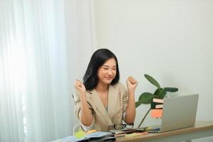 femme d'affaires séduisante étudiant en ligne, utilisant un logiciel pour ordinateur portable, des informations sur la navigation sur le Web ou faisant des achats dans une boutique Internet. photo