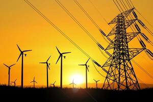 les éoliennes produisent de l'électricité le soir. coucher de soleil, silhouette, moulins à vent, énergie propre le soir. concept renouvelable énergie alternative et propre et éolienne photo