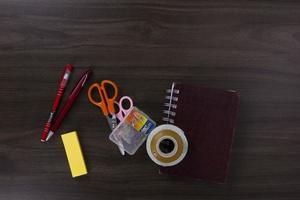 livre avec des crayons de couleur et des éléments d'éducation, des concepts de retour à l'école sur fond de bois foncé. utilisé dans l'affiche, la conception photo