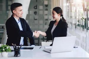 de jeunes hommes d'affaires collaborent avec des partenaires pour augmenter leur réseau d'investissement dans les entreprises afin d'améliorer la qualité le mois prochain dans leur bureau. concept d'accord. photo