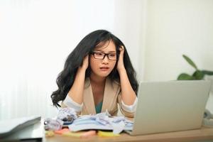 jeune et belle femme d'affaires fatiguée du travail au bureau photo