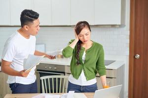 jeune couple anxieux se dispute en consultant son compte bancaire photo